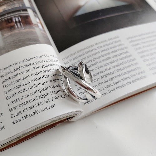 Bold Look Geometric Crossed Line Ring - Image 5
