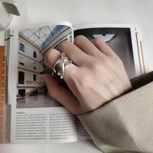 Bold Look Geometric Crossed Line Ring - Image 3