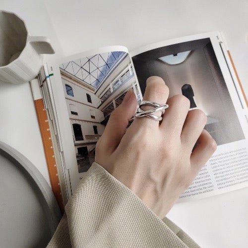 Bold Look Geometric Crossed Line Ring - Image 6