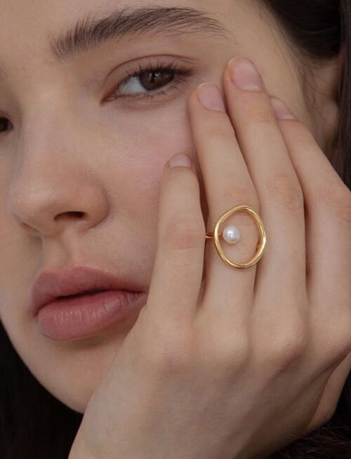 Minimalist oval line ring with freshwater pearl